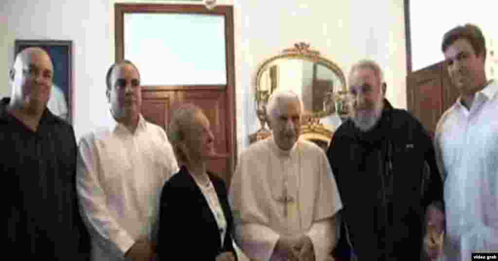 La familia de Fidel Castro cuando visitó al papa Benedicto XVI en la Nunciatura Apostólica de La Habana.