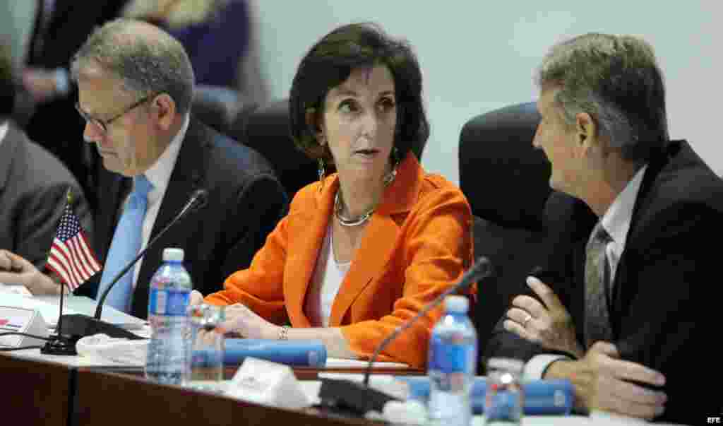 La secretaria de Estado adjunta para Latinoamérica, Roberta Jacobson, asiste a una reunión hoy, jueves 22 de enero de 2015, en el Palacio de Convenciones de La Habana (Cuba). 