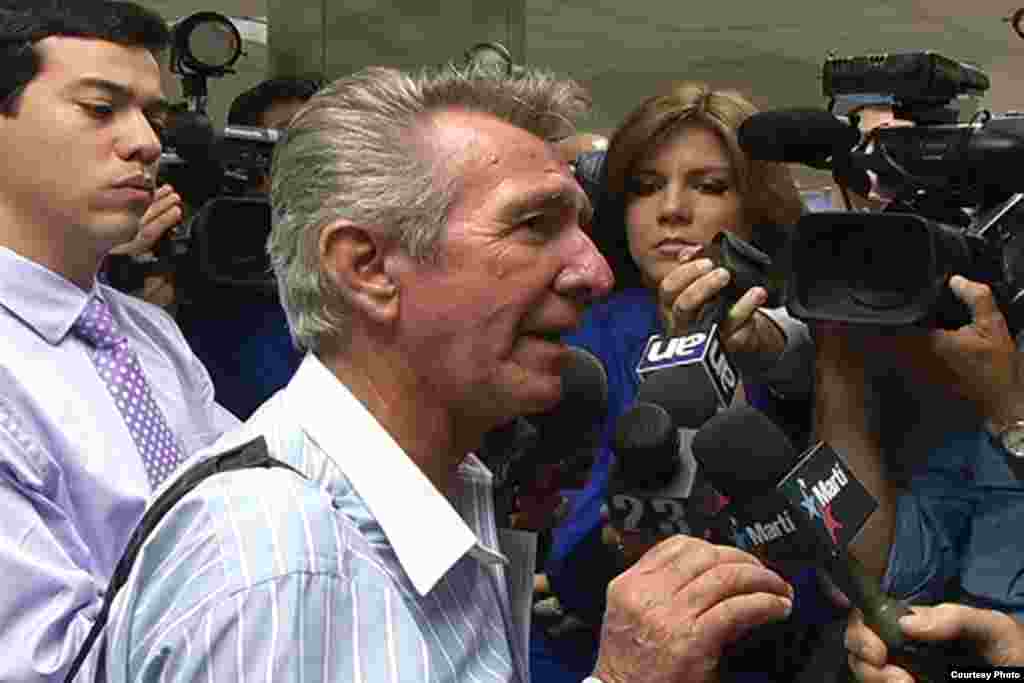El opositor cubano Jos&eacute; A. Triguero a su llegada al Aeropuerto Internacional de Miami el jueves 28 de junio de 2012