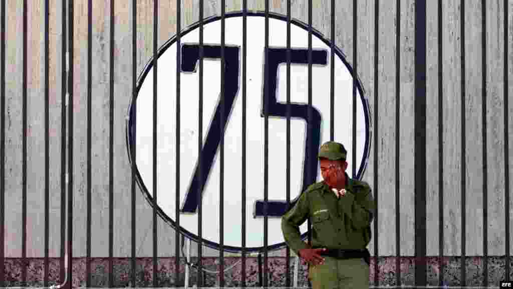 Un soldado cubano custodia la Oficina de Intereses de Estados Unidos en Cuba, donde se ha colocado un cartel con un número 75 en solidaridad con los 75 disidentes detenidos en la primavera de 2003.