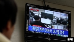  Un hombre observa un monitor con la noticia de fallos informáticos provocado por lo que en apariencia se trata de un ataque cibernético, en Seúl, Corea del Sur, hoy, miércoles 20 de marzo de 2012. Las redes informáticas de las principales emisoras de tel