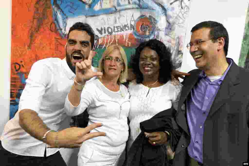 El artista cubano Danilo Maldonado (izda), conocido como "El Sexto", posa junto a los disidentes cubanos Cristina Labrada (2ºizda), Berta Soler (2ºdcha) y Antonio Rodiles (dcha) en la exposición del artista "Cerdo" en la Market Galery en Miami (Estados Un