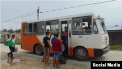 Evacuación en ómnibus de residentes de Isabela de Sagua por el paso de Eta.
