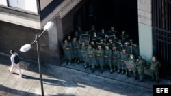 Miembros de la Guardia Nacional venezolana custodian la sede del Ministerio de Transporte