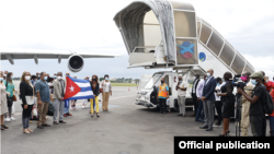 Recepción en el aeropuerto de Libreville de la delegación cubana de salud, 11 de abril de 2021. © Ministerio de Salud