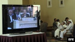 Varios periodistas siguen por televisión la intervención del líder de la opositora Coalición Nacional Siria (CNFROS)