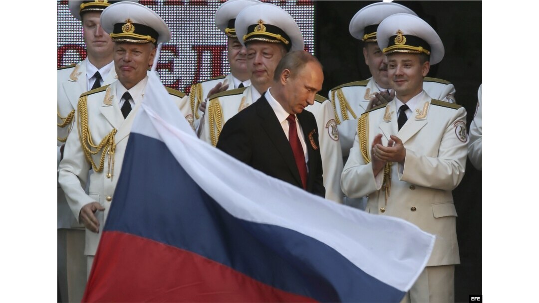 El presidente ruso, Vladimir Putin (c), asiste a un desfile militar en la bahía del puerto crimeo de Sebastopol durante la celebración del 69 aniversario de la victoria sobre la Alemania nazi.