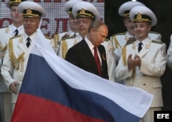 El presidente ruso, Vladimir Putin (c), asiste a un desfile militar en la bahía del puerto crimeo de Sebastopol durante la celebración del 69 aniversario de la victoria sobre la Alemania nazi.