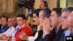 Fotografía cedida por el Palacio de Miraflores donde se observa al presidente venezolano Nicolás Maduro (c) durante un acto de gobierno