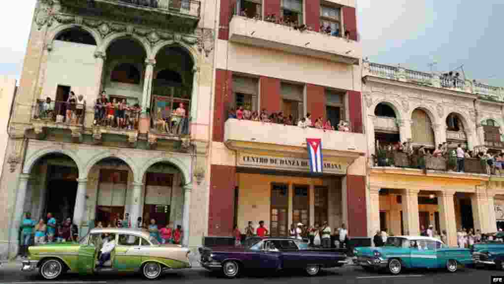 Decenas de personas observan desde sus casas el primer desfile de la casa de moda Chanel en La Habana.