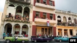 Decenas de personas observan desde sus casas el primer desfile de la casa de moda Chanel en La Habana. Archivo.