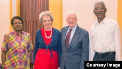 Jimmy Carter en Guyana con observadores internacionales. 