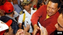 El presidente venezolano Hugo Chávez saluda a sus seguidores, en vísperas de que la oposición venezolana entregara las 3,4 millones de firmas a favor de un referendo para revocar al presidente en diciembre de 2003.