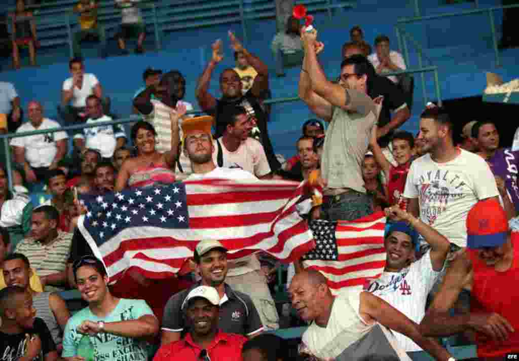 Seguidores del equipo de EE.UU. alientan a sus jugadores contra Cuba hoy, jueves 05 de julio de 2012, en el estadio Latinoamericano en La Habana.