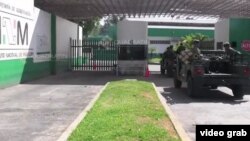 Efectivos del Ejército (d) ingresan a la estación migratoria de Tapachula, Chiapas para controlar protestas de cubanos (El Universal).
