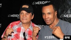 Los ex boxeadores, Roberto "Mano de Piedra" Durán (i), junto a "Sugar" Ray Leonard (d).