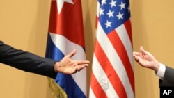 Las manos de Barack Obama (izq.) y Raúl Castro en conferencia de prensa el 21 de marzo de 2016 en La Habana. Un momento icónico en el acercamiento entre los dos países. (AP Photo/Dennis River