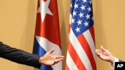Las manos de Barack Obama (izq,) y Raúl Castro en una conferencia de prensa el 21 de marzo de 2016. AP Photo/Dennis River