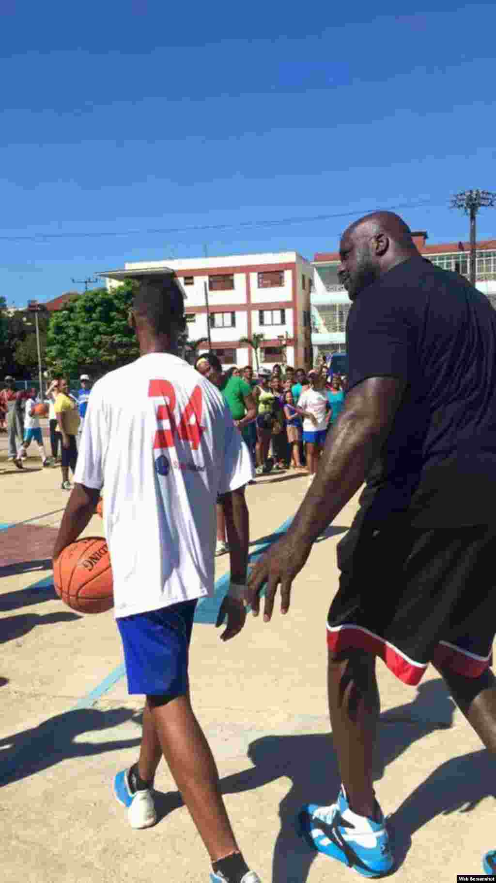 Shaquille O&#39;Neal entrena con el equipo juvenil de baloncesto en las canchas de 23 y B, en el barrio habanero del Vedado. Cortesía Vistar Magazine.