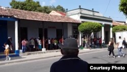 Una multitud se congrega en la tienda El Éxito, en Las Tunas, para comprar detergente. (Foto: Yolanda Carmenate)
