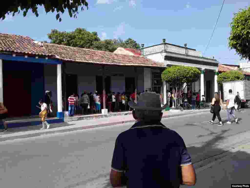 Una multitud se congrega en la tienda El &#201;xito, en Las Tunas, para comprar detergente. (Foto: Yolanda Carmenate)
