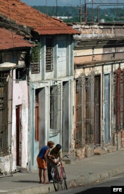 Foto de archivo:Dos personas conversando en una vieja calle de la ciudad de Cienfuegos, al sur de Cuba.