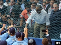 El presidente de Estados Unidos, Barack Obama (2d), saluda a los jugadores junto al mandatario cubano, Raúl Castro (d), antes del inicio del juego de béisbol entre el equipo de Cuba y los Rayos de Tampa Bay hoy, martes 22 de marzo de 2016, en el estadio L