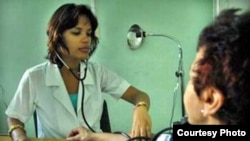 Médico de la familia: Los galenos cubanos que trabajan en el país ganan entre 17 y 40 dólares por mes.