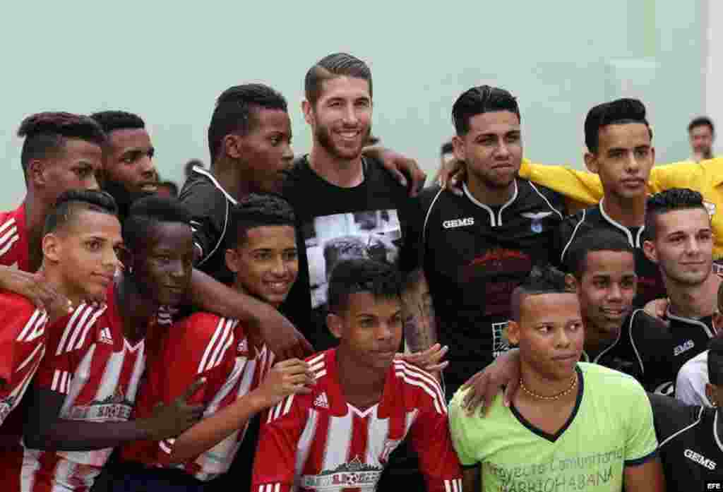 Sergio Ramos (c) con un grupo de niños y adolescentes en La Habana.