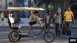 Un bicitaxista espera la llegada de clientes en una calle en La Habana.