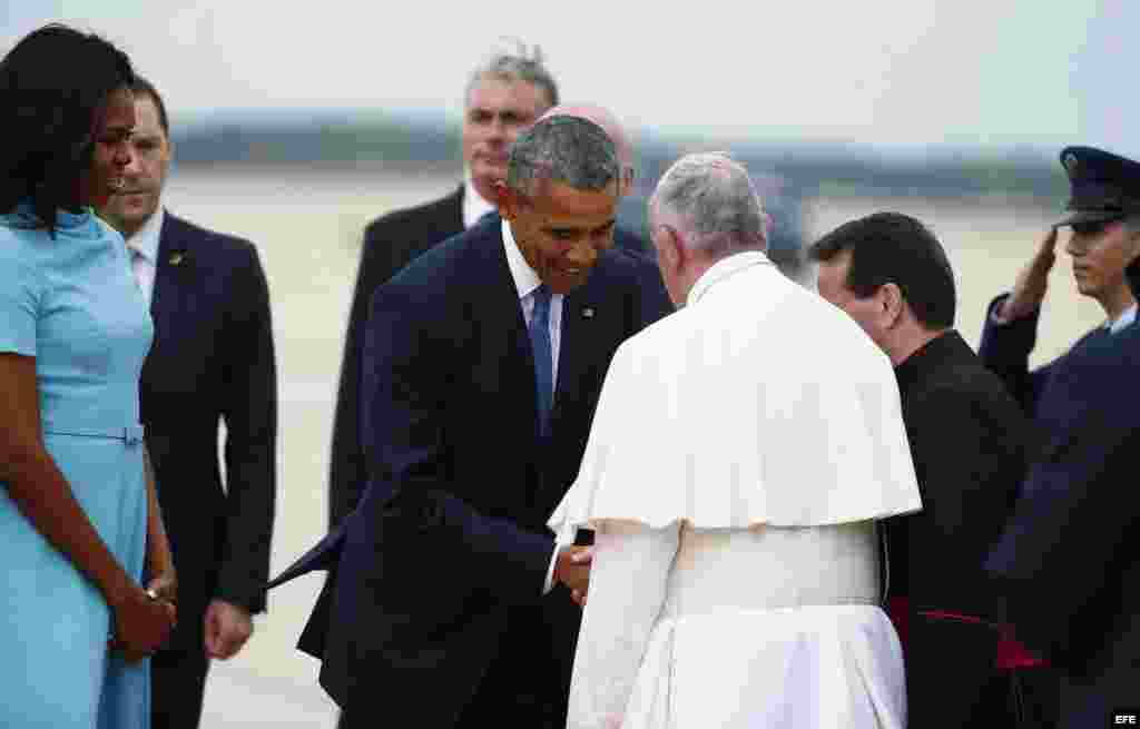 Breves momentos entre el papa Francisco y el presidente de Estados Unidos, Barack Obama.