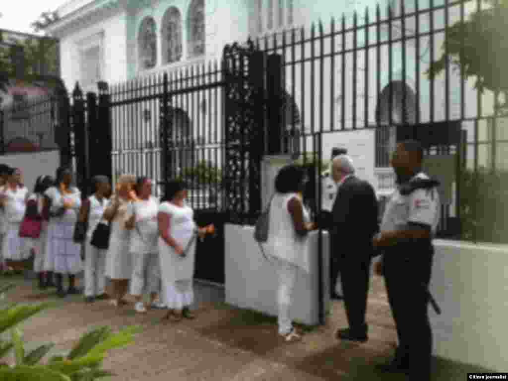 Reporta Cuba Damas Condolencias Francia foto Berta Soler