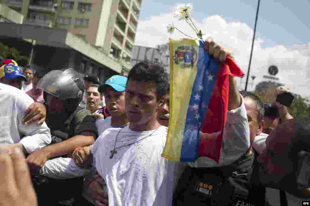 Leopoldo López se entrega en una plaza de Caracas a la GMB, policía militarizada