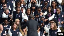 El presidente de Estados Unidos, Barack Obama, saluda a los deportistas norteamericanos. 