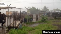 Soldados nicaragüenses impiden el paso a cubanos en la frontera.