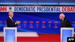 El ex vicepresidente Joe Biden (a la izquierda) y el senador Bernie Sanders el domingo en los estudios de CNN en Washington D.C. durante el más reciente debate que sostuvieron como precandidatos demócratas (Foto: Mandel Ngan/AFP).