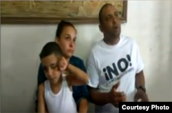 Arianna Lopez, preso politico Mitzael Díaz Paseiro e hijo antes de ir a prisión