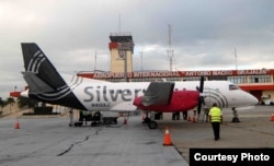 En la pista del aeropuerto Antonio Maceo, el avión de Silver Airways que realizó el primer vuelo comercial de EE.UU.a Santiago de Cuba en más de 50 años.