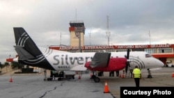 En la pista del aeropuerto Antonio Maceo, el avión de Silver Airways que realizó el primer vuelo comercial de EEUU a Santiago de Cuba en más de 50 años.