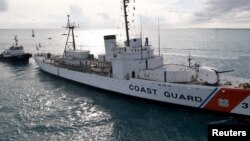 Archivo - El buque de la Guardia Costera, Cutter Ingham, a su llegada a Key West, Florida, el 24 de noviembre de 2009 