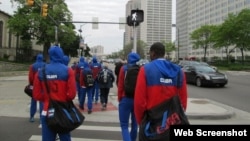 Jugadores de la selección masculina de voleibol de Cuba caminan por las calles de Detroit, Michigan.