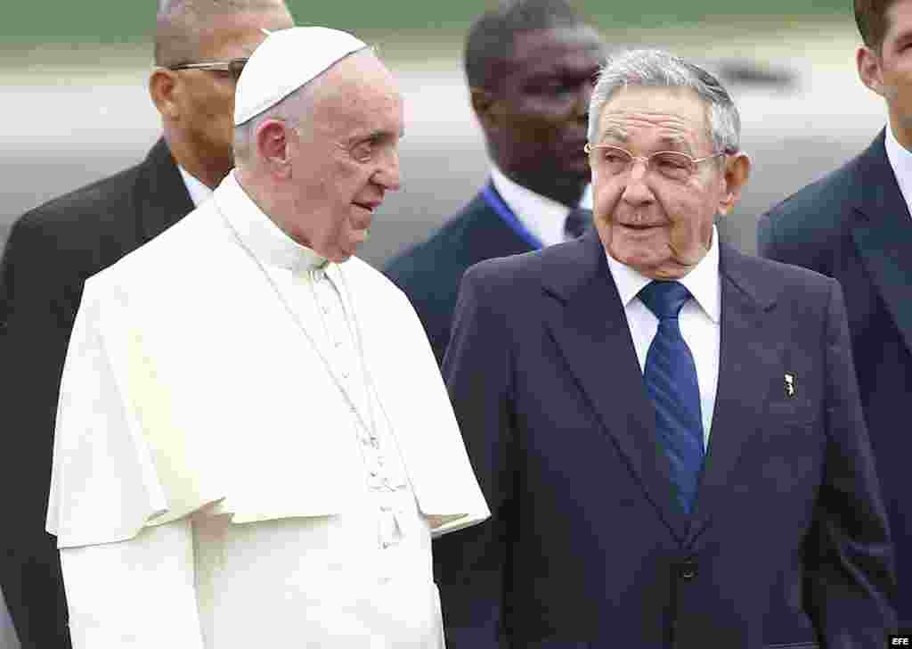 El Papa Francisco es recibido en La Habana por el gobernante cubano Raúl Castro.
