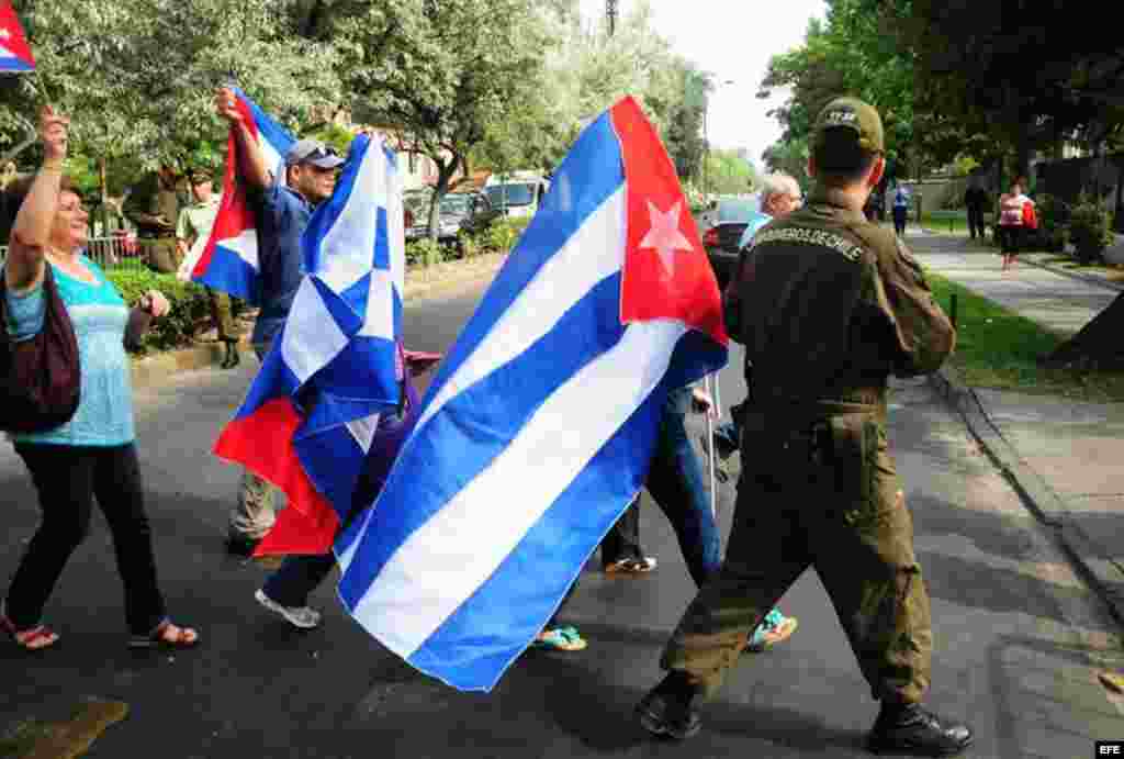 Un grupo de personas se manifiesta el jueves 24 de enero de 2013, frente a la Embajada de Cuba en Santiago de Chile, en apoyo a la visita del presidente cubano, Raúl Castro.