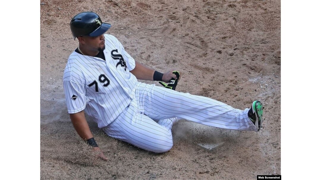 José Abreu deslizándose en home.
