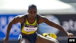 La atleta Michelle Perry en acción durante la carrera de 100 metros vallas
