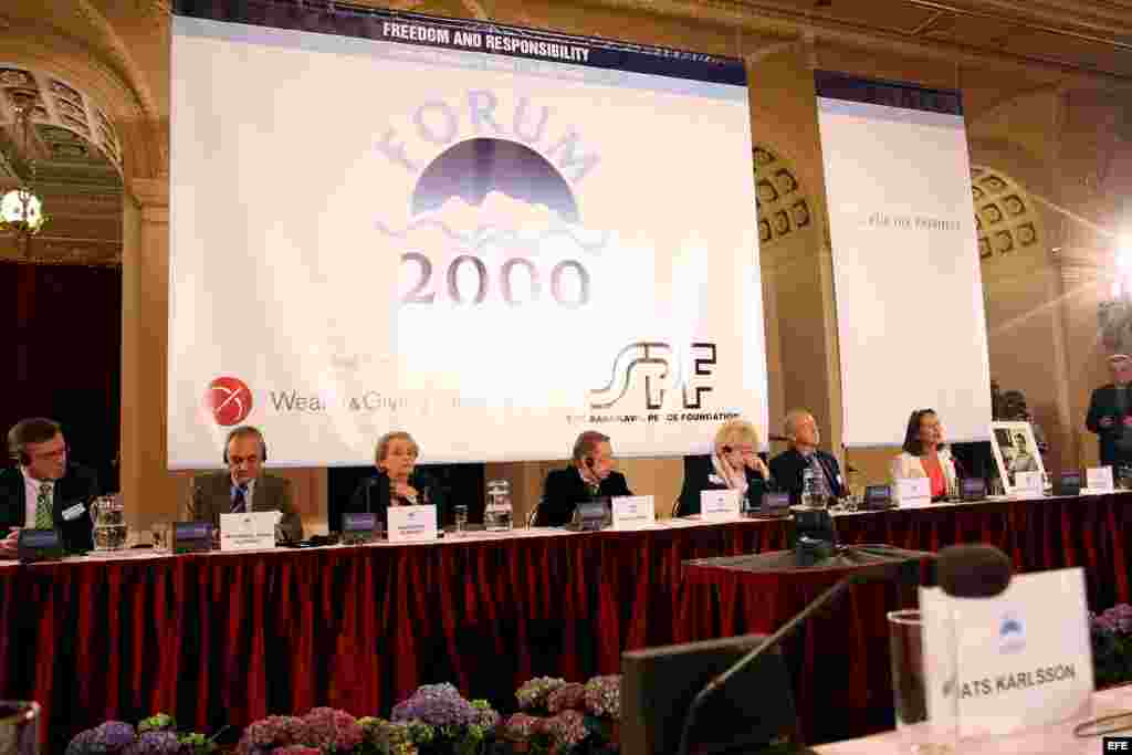 Archivo 2007- Vista general de la mesa de los ponentes en la inauguración de la conferencia internacional "Libertad y Responsabilidad" del Foro 2000. 