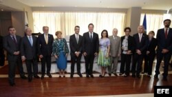 - El presidente de Panamá, Juan Carlos Varela (c), el presidente de la Comisión Interamericana de Derechos Humanos (CIDH), James Cavallaro (5i), la canciller de Panamá, Isabel de Saint Malo de Alvarado (6d), junto a comisionados de la CIDH.