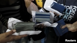 Pasaportes cubanos. REUTERS/Juan Carlos Ulate