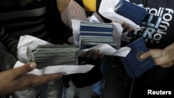 Pasaportes cubanos. REUTERS/Juan Carlos Ulate