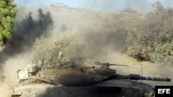 Maniobra de tanques israelíes cerca de la frontera de la franja de Gaza
